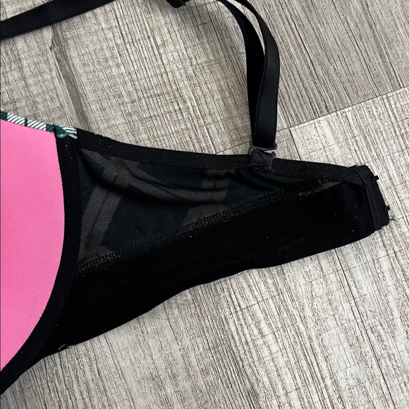 Victoria's Secret Push-Up Bra - Picture 3 of 6